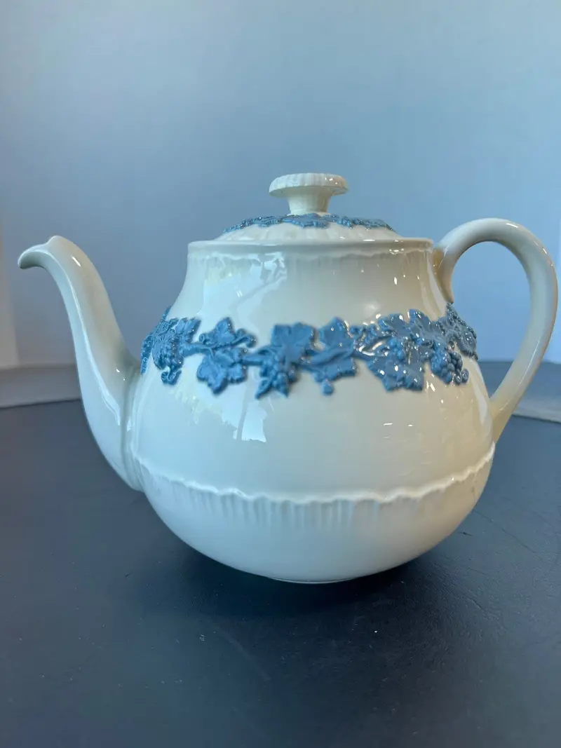 Antique Wedgwood Teapot With Lid – Lavender On Cream Shell Edge Pattern 1