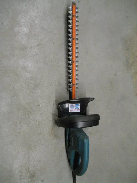 Corded Electric Hedge Trimmer For Precision Trimming 1