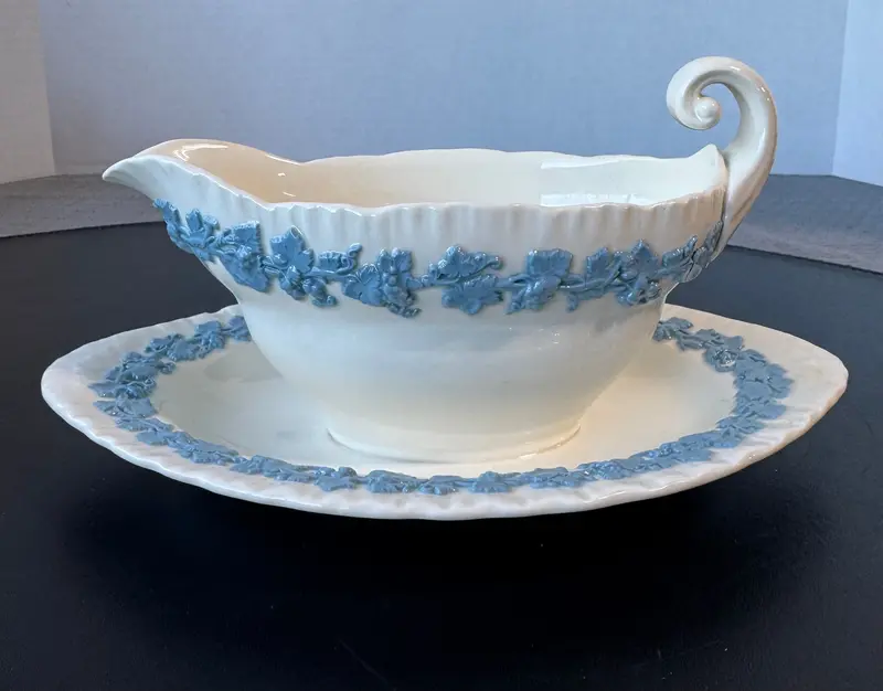 Wedgwood Lavender-On-Cream Gravy Boat With Matching Underplate 1